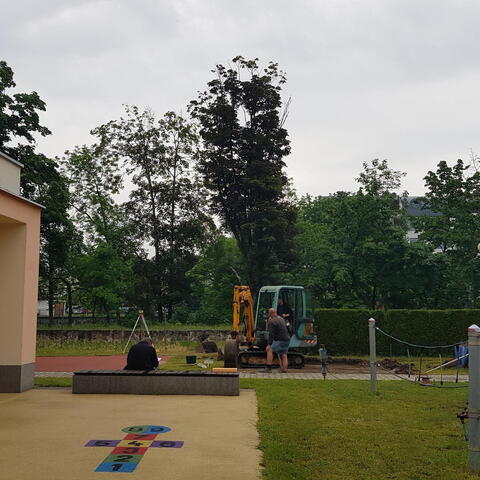 Nový domeček  na školní zahradě má hotový základ
