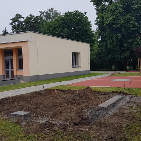 Nový domeček  na školní zahradě má hotový základ