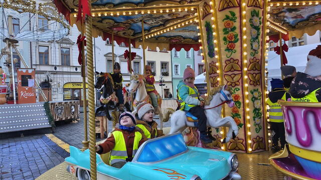 Vánoční kolotoč a mašinka