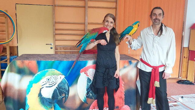 Pirátská show s živými papoušky